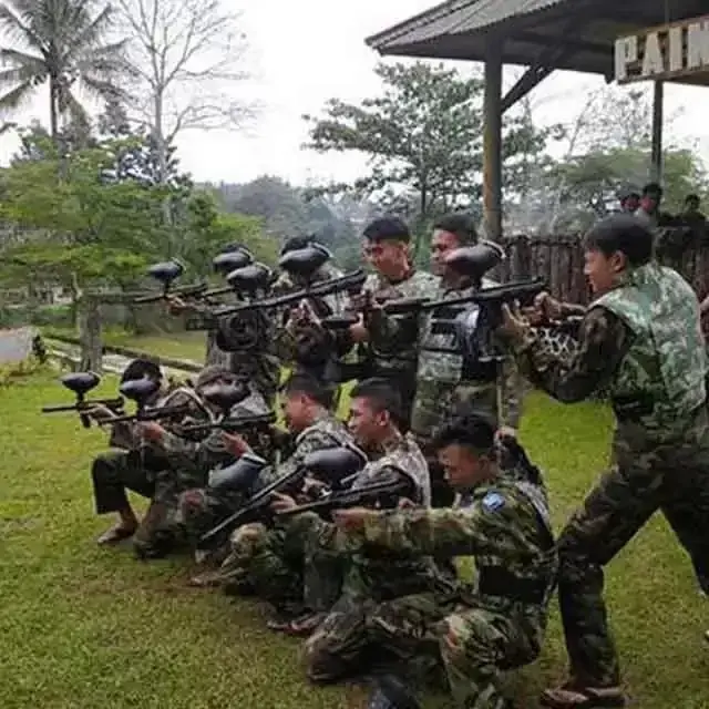 Peserta mengikuti permainan outbound di lapangan terbuka