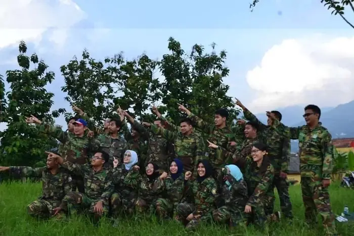 Jeep offroad di jalur pegunungan saat matahari terbit