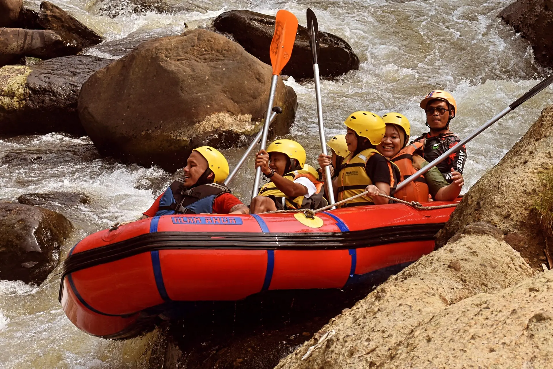 Perahu hijau melintasi arus deras sungai Puncak