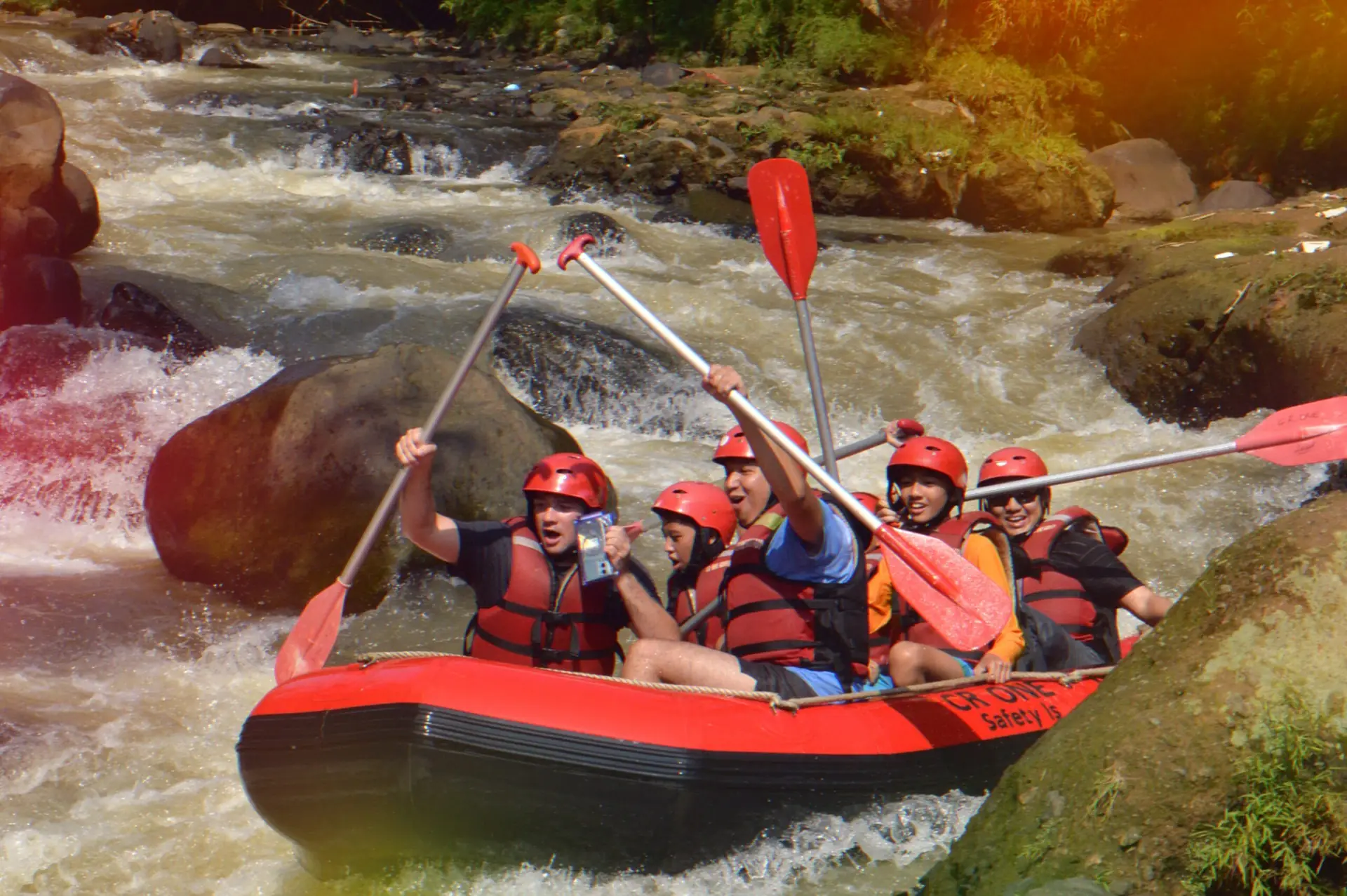 Perahu kuning menyusuri jeram panjang berbatu