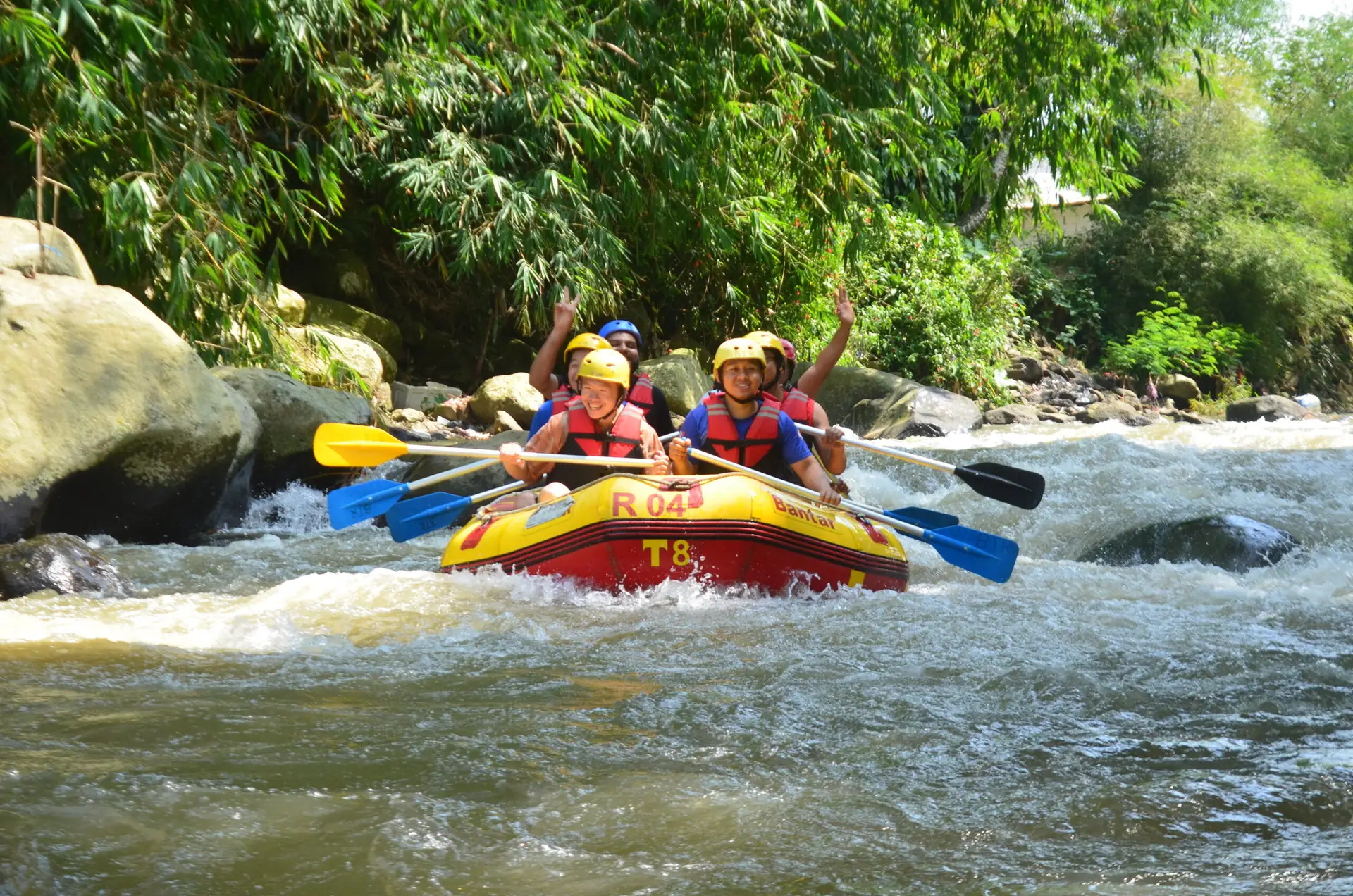 Perahu kuning menembus jeram berwarna putih