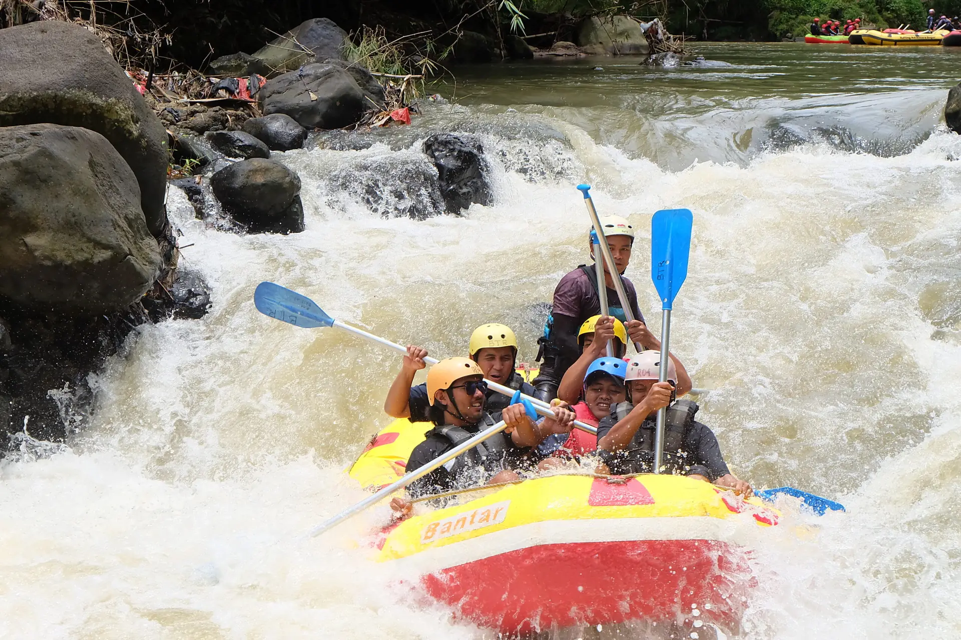 Perahu merah menembus arus deras sungai