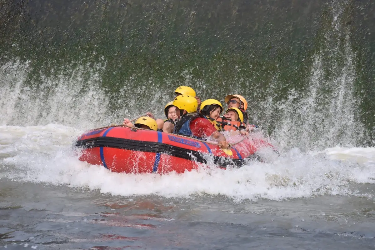 Busa jeram menghantam perahu merah berisi peserta