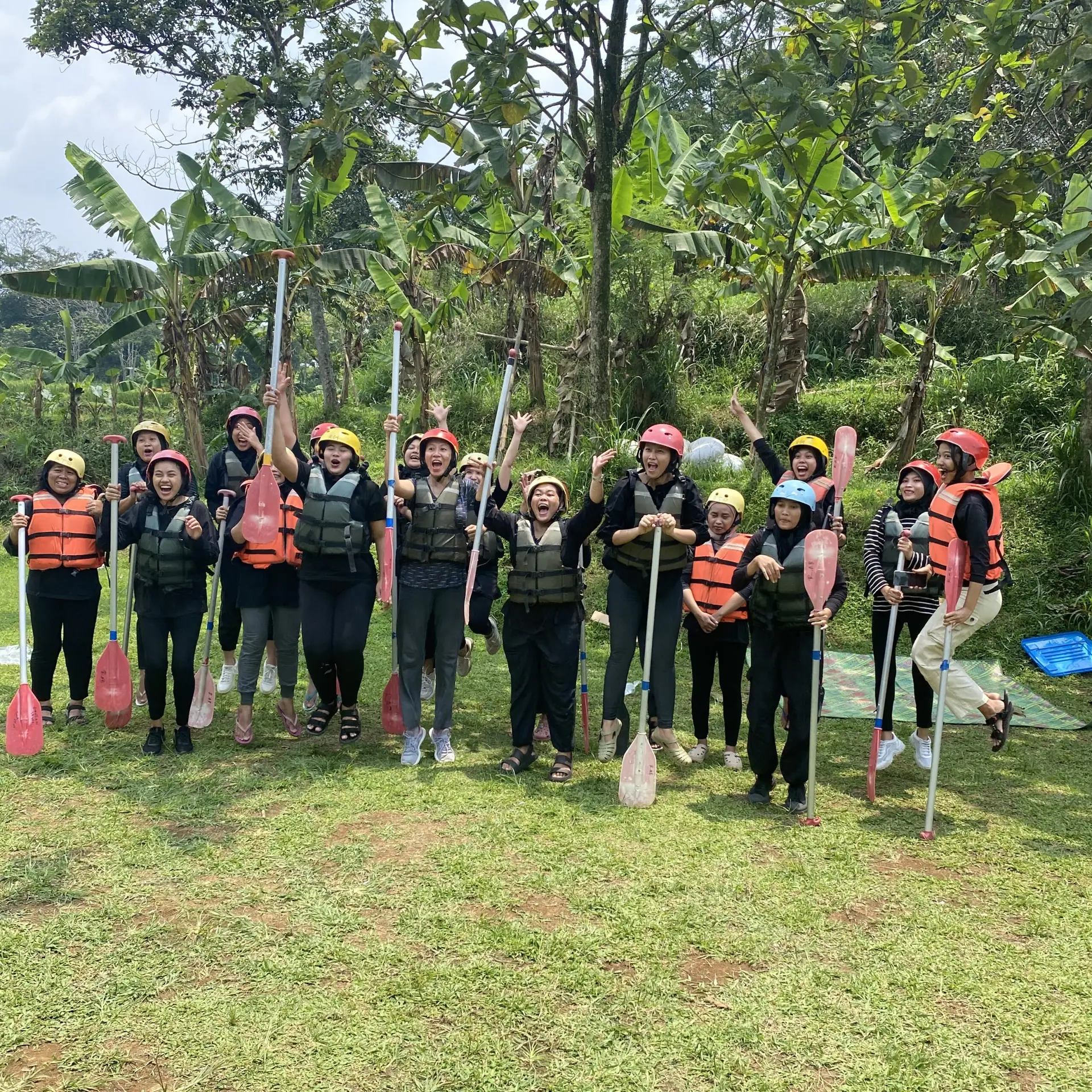 Perahu merah menyusuri jeram panjang