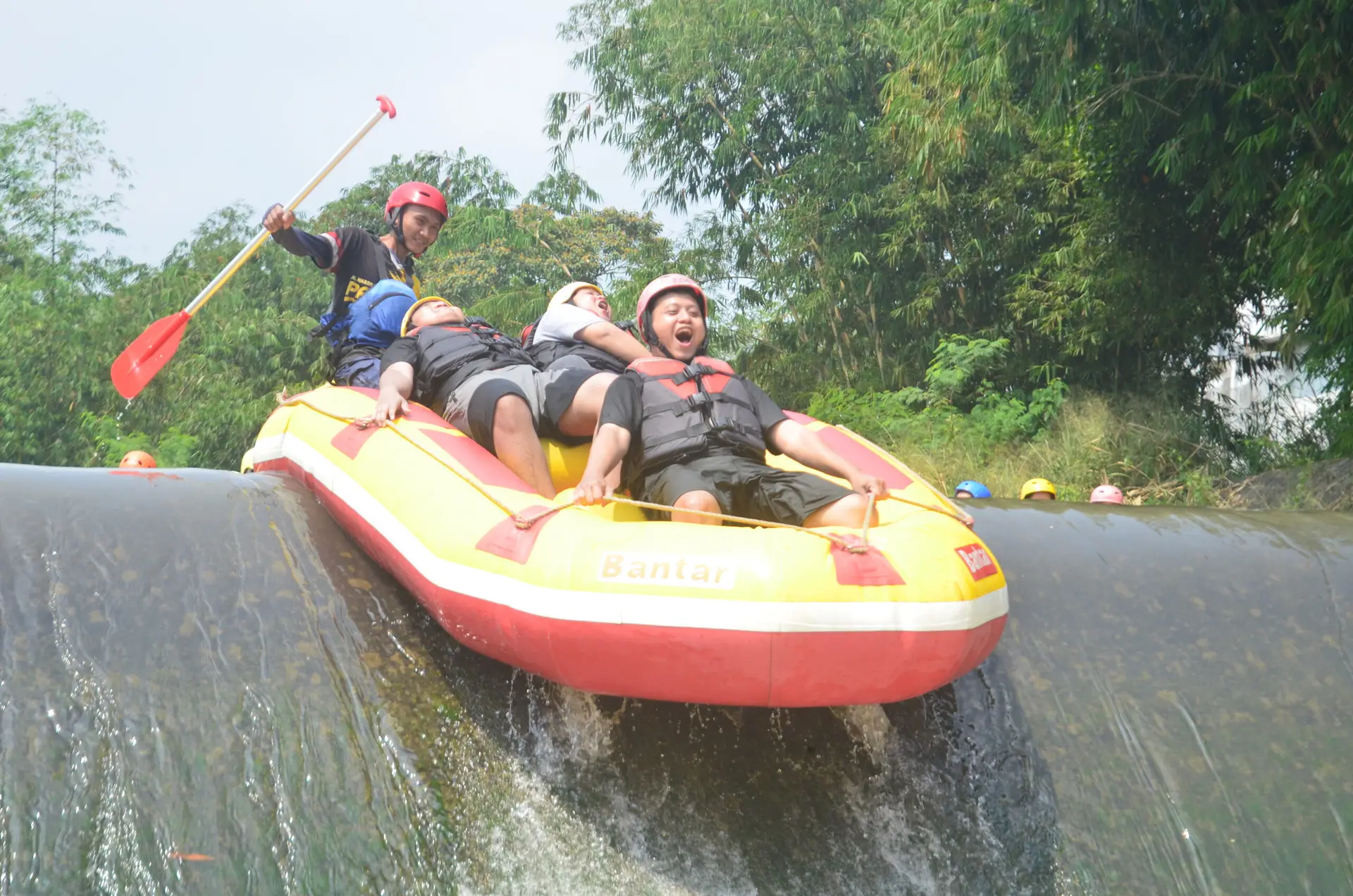 Perahu merah dengan tim lengkap di sungai Cisadane