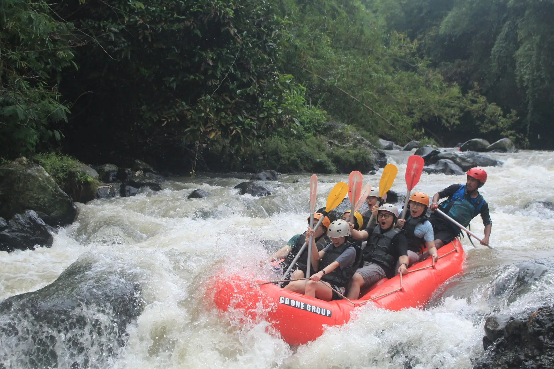 Empat peserta mendayung perahu merah di sungai Cisadane